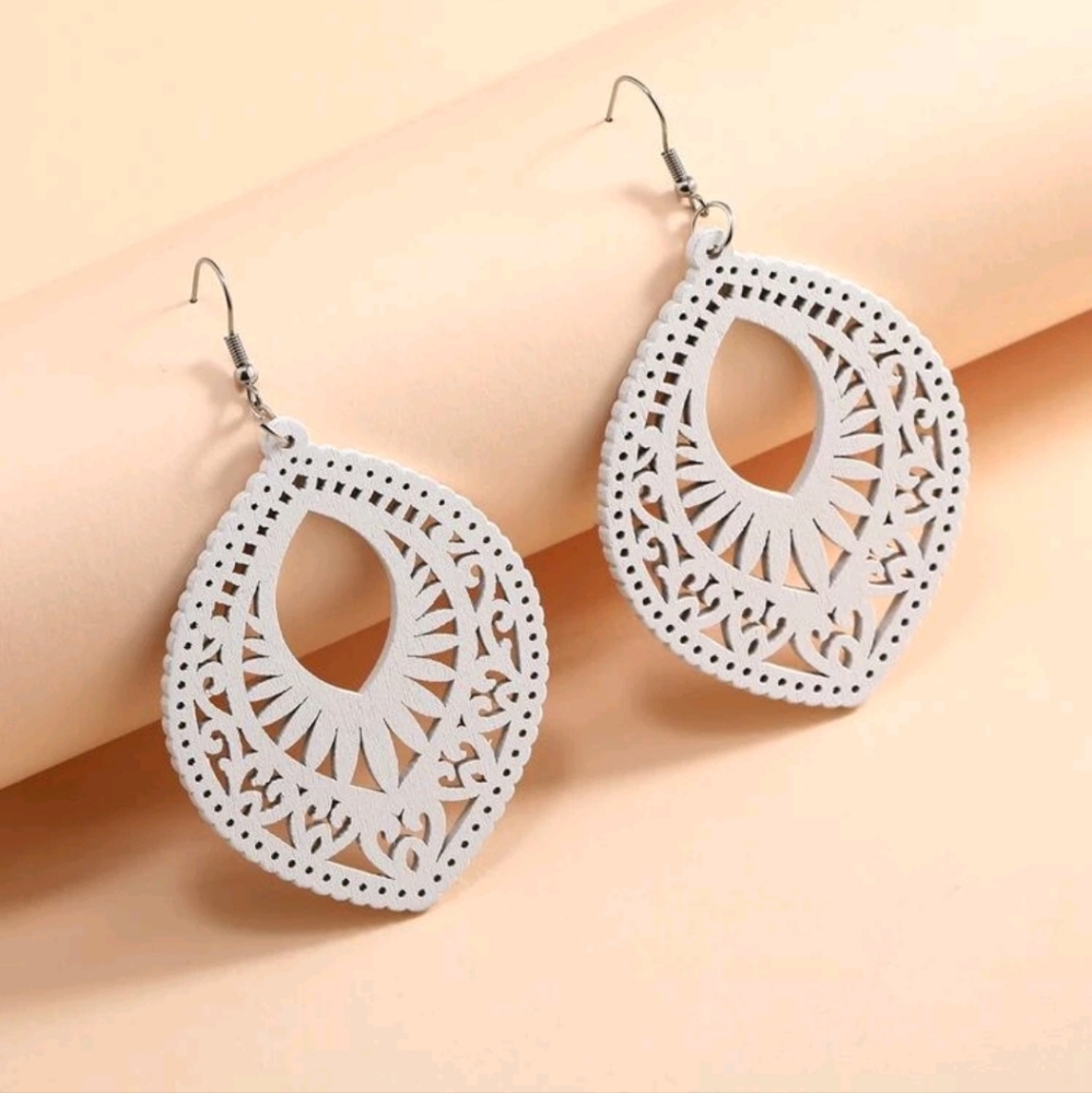 ▫️Wooden Boho White Earrings.